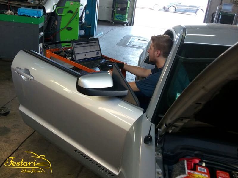 Un meccanico dell'Autofficina Festari esegue la diagnosi elettronica di un'auto