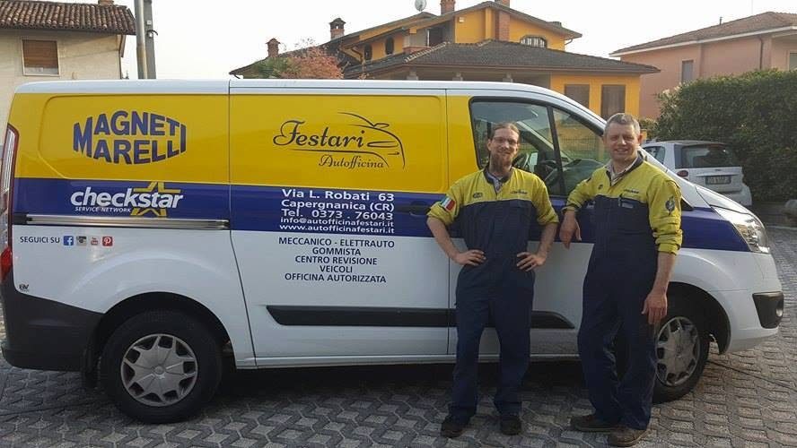 I meccanici dell'Autofficina Festari davanti al furgone dell'officina, a Capergnanica