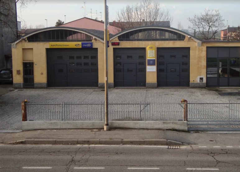 L'esterno dell'officina Autofficina Festari in Via L. Robati 63 a Capergnanica (CR)
