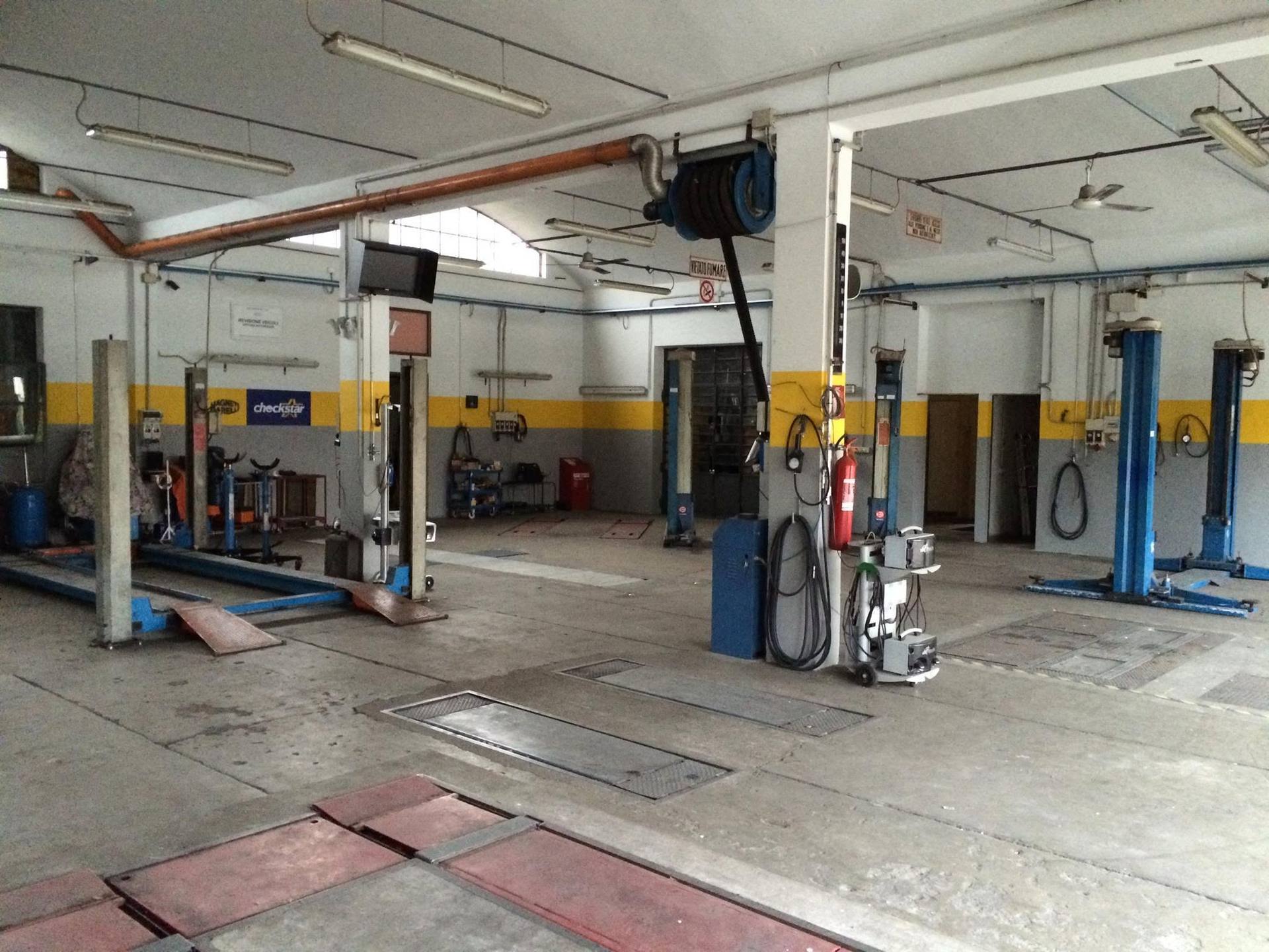 L'interno dell'officina meccanica Festari a Capergnanica, con i ponti sollevatori